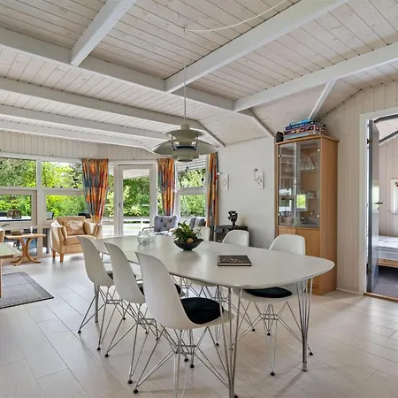 Hennrik - 240m From The Sea By Interhome